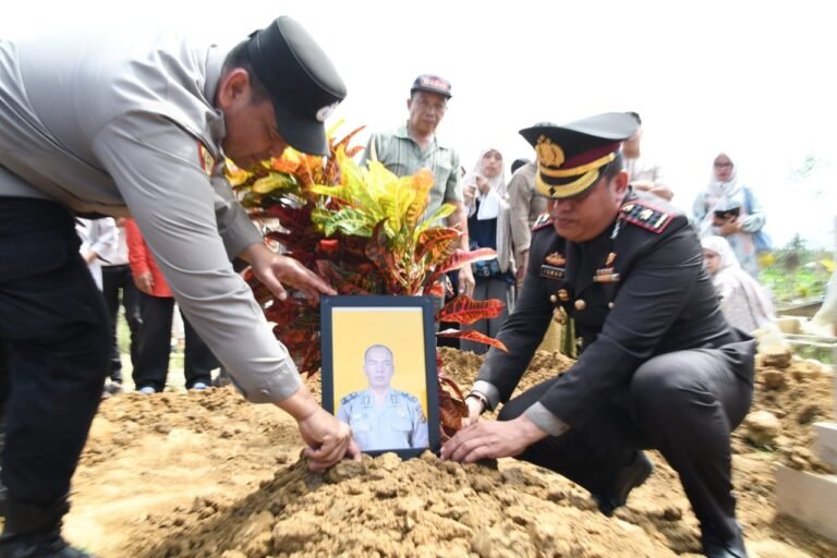 Beri Penghormatan Terakhir, Wakapolres Aceh Timur Pimpinan Upacara Pemakaman Aiptu Muhammad Ali