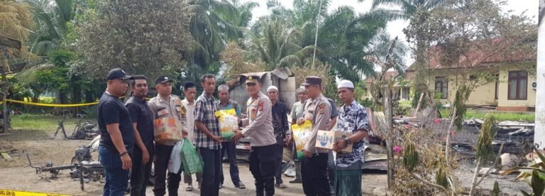 Kapolsek Pante Bidari Ipda Saiful Bahri S,E, Berikan Paket Sembako Kepada Keluarga Musibah Kebakaran.