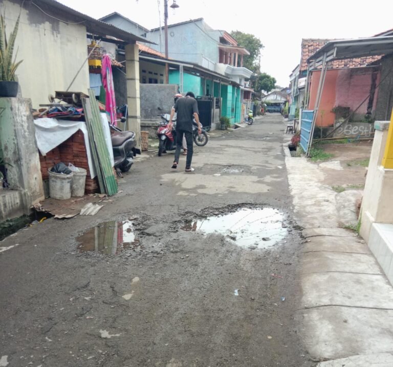 Warga Cidunak Keluhkan Jalan Rusak Tak Kunjung Diperbaiki, Desak Pemerintah Bertindak