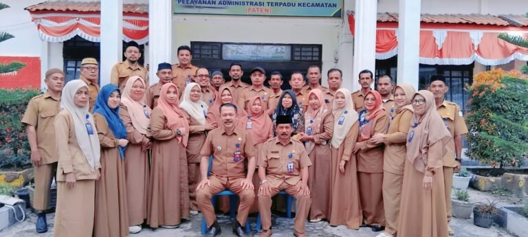 Kecamatan Peureulak Raih Penghargaan Capaian Organisasi Terbaik dari Bupati Aceh Timur