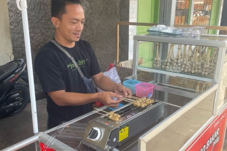 Peluang Usaha Menggiurkan! Bakso Bakar Pak Kuwato Mulai Diburu Pecinta Kuliner