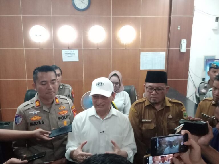 Wakil Gubernur Banten, A Dimyati Kusumah Tinjau Pelayanan di Samsat Cilegon