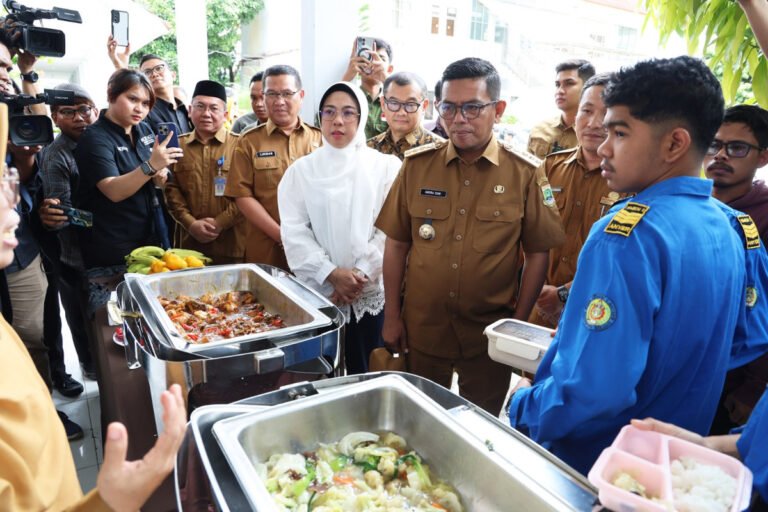 Gubernur Banten Andra Soni Tinjau Uji Coba MBG di SMKN 1 Anyer