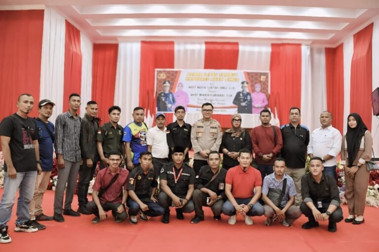 Solidaritas Tanpa Batas, Jurnalis Aceh Timur Beri Plakat Kenangan kepada AKBP Nova Suryandaru.