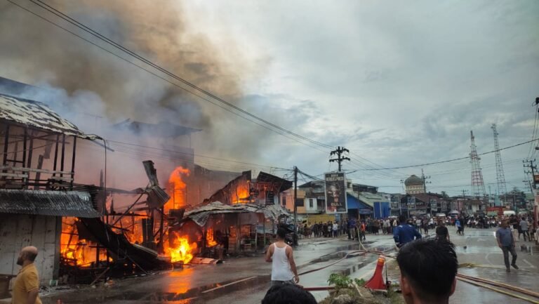 Kapolsek Idi Rayeuk dan Anggota Bantu Padamkan Api Yang Membakar Enam Kios di Keude Aceh