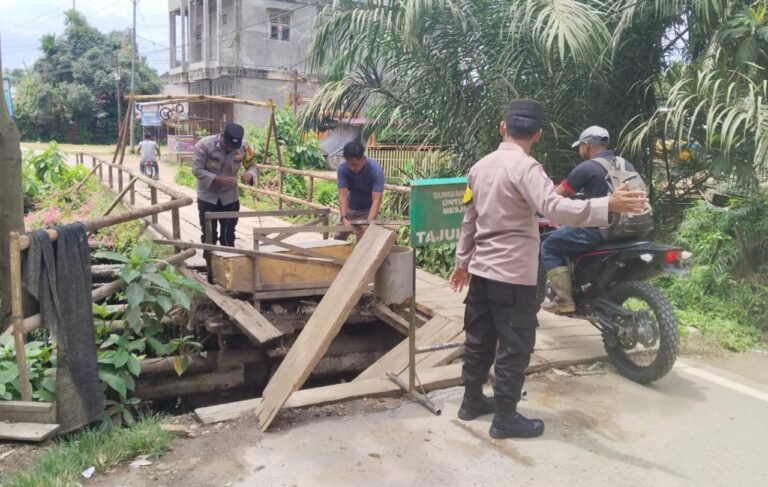 Membahayakan Pengguna Jalan, Anggota Polsek Ranto Peureulak Pasang Garis Polisi di Jembatan Yang Rusak