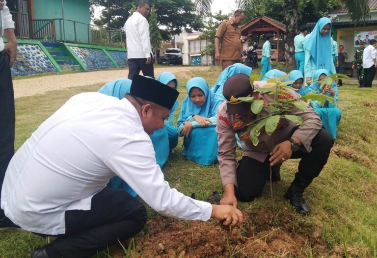 Kapolsek Idi Rayeuk Hadiri Penanaman Sejuta Pohon dalam Rangka Peringatan Hari Bumi 2025