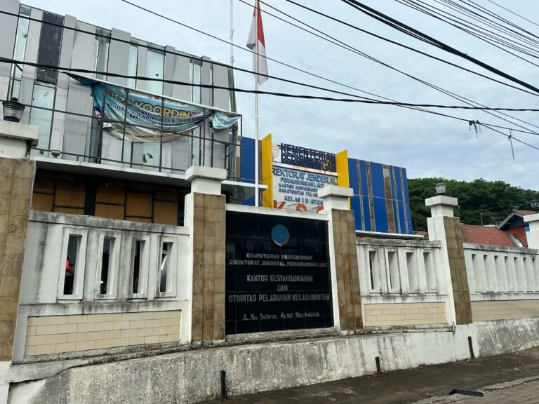 TB Fajar Putra dan MBS 8 Bongkar Scrap Kapal X Press Pearl, PT. Diaz: Itu di Luar Jetty Kami