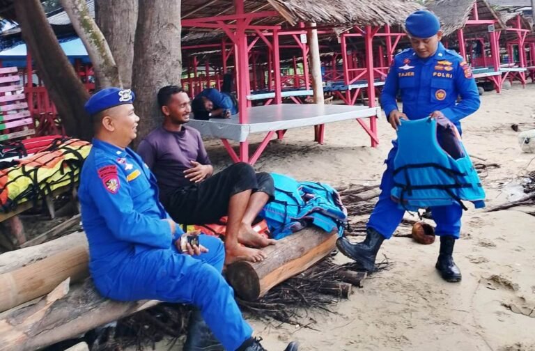 Satpolairud Polres Aceh Timur Patroli dan Pengamanan Wisata Pantai Saat Libur Panjang