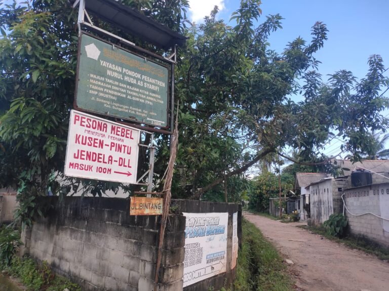 Miris Jalan Masuk Ponpes Nurul  Huda As syarifi Rambak Kab. Bangka Rusak Parah