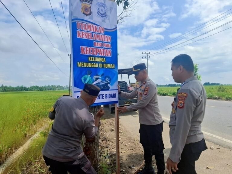 Kapolsek Pantee Bidari Pimpin Pemasangan Banner Imbauan Keselamatan Berlalu lintas