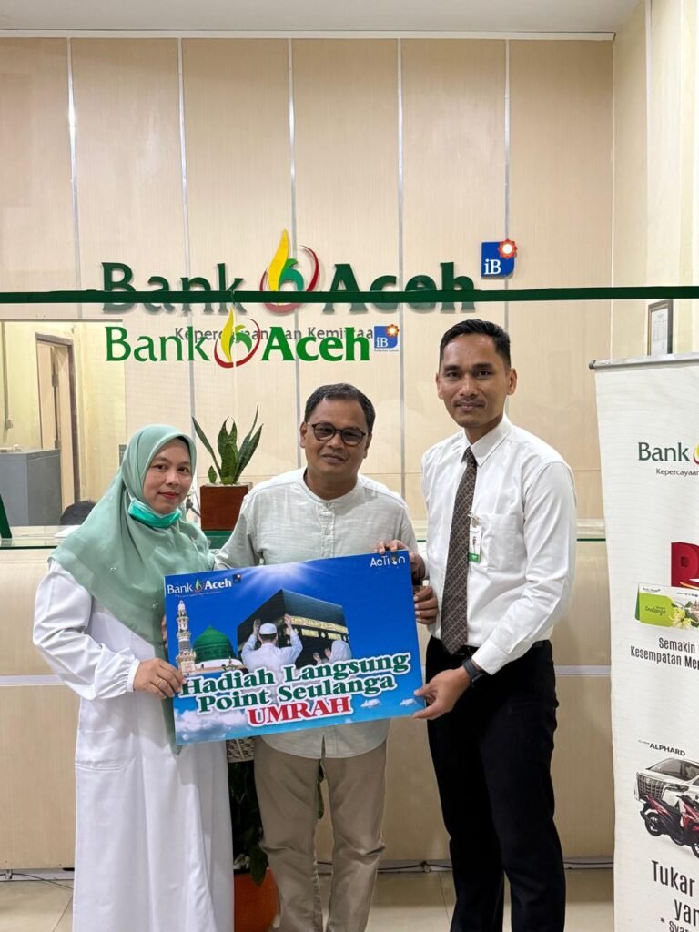 Hadiah Poin Tabungan Seulanga: Bank Aceh Idi Rayeuk Serahkan 2 Paket Umroh.