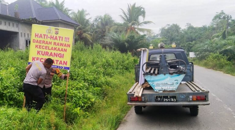 Peduli Keselamatan Pengendara, Polsek Ranto Peureulak Pasang Spanduk Himbauan Tertib Berlalu Lintas