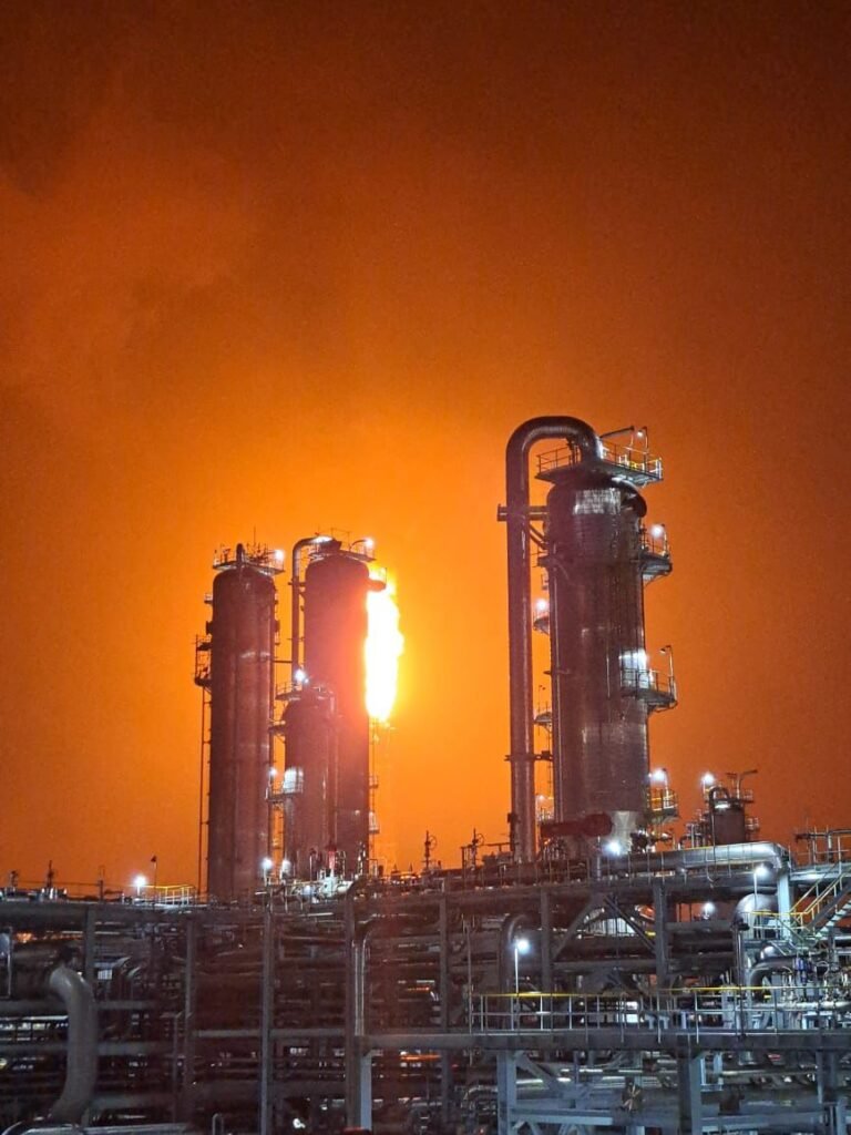 Warga Gerem Resah Akibat Flaring Pabrik Petrokimia PT Lotte Chemical Indonesia, Langit Malam Memerah dan Udara Panas
