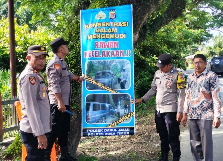 Polsek Darul Aman Pasang Spanduk Himbauan Kamseltibcarlantas Di Lokasi Rawan Kecelakaan