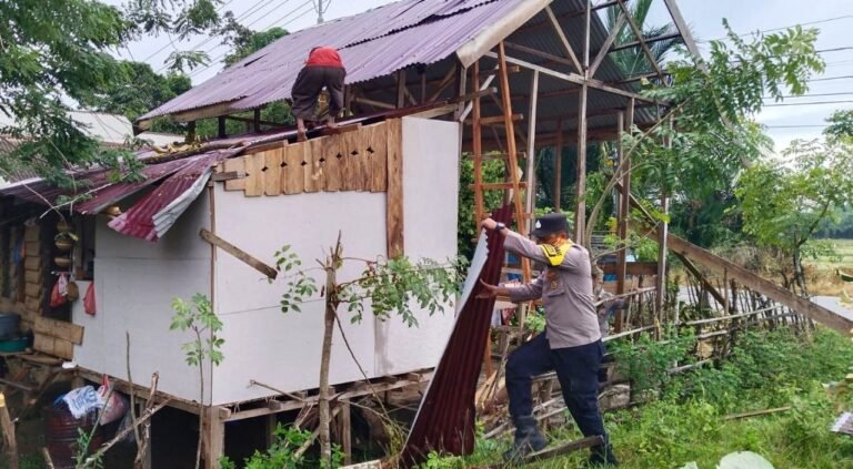 Personel Polsek Ranto Peureulak Bantu Tangani Rumah Warga Yang Tertimpa Pohon