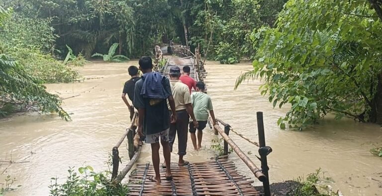 Banjir Melanda, Sejumlah jalan dan Jembatan Se – Kecamatan Cikeusik Terputus 