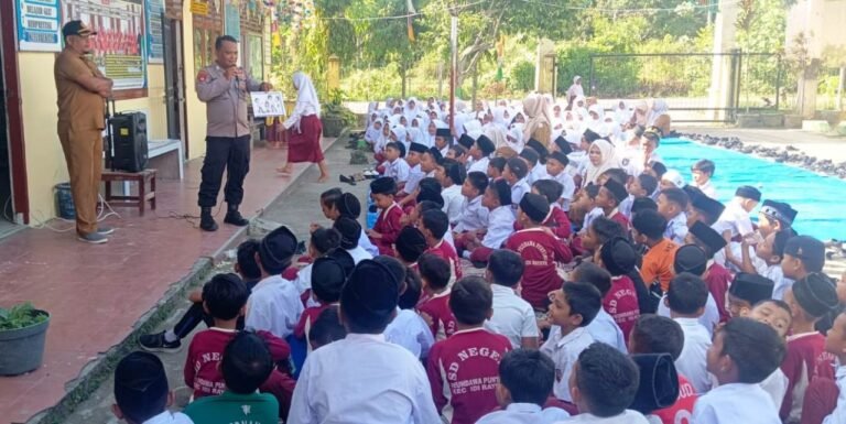 Polsanak, Anggota Polsek Idi Rayeuk Imbau Murid SD Menggunakan Sepeda Listrik di Jalan Raya