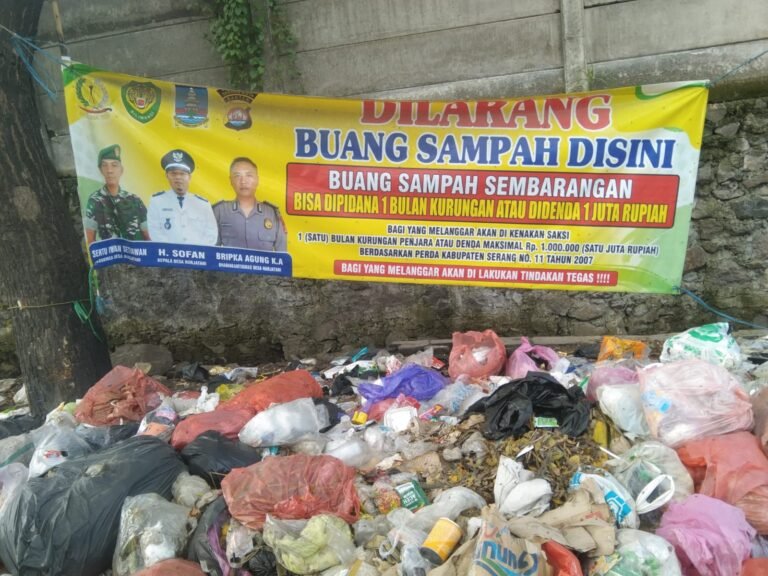 Spanduk Larangan Diabaikan, Sampah Masih Menjamur di Trotoar JLS Cilegon