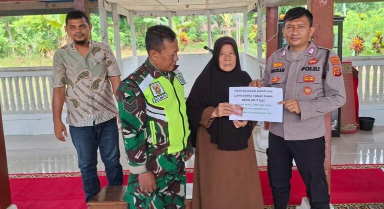 Pastikan Tepat Sasaran, Personel Polsek dan Koramil Simpang Ulim Turun Bareng Kawal Penyaluran BLT Extrem