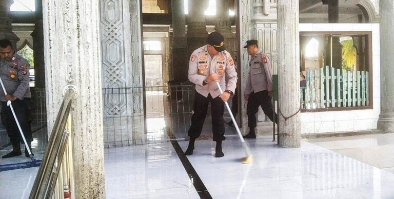 SAMBUT IDUL ADHA, KAPOLSEK IDI TUNONG BERSAMA ANGGOTA BERSIHKAN MESJID BABUL JANNAH