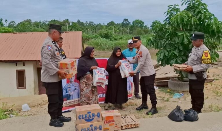 Tanggap Bencana, Polsek Pantee Bidari Serahkan Bantuan Kepada Korban Tanah Longsor