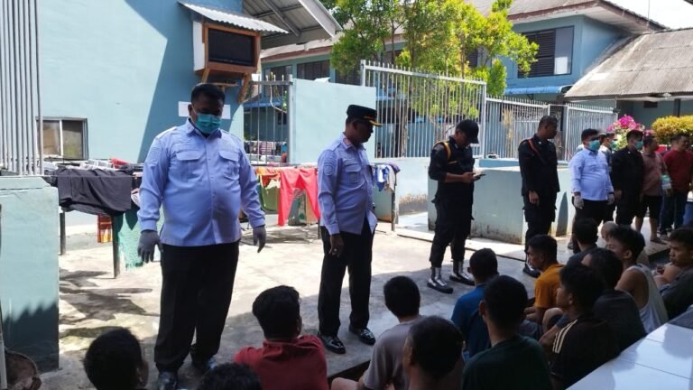 Razia Mendadak di Lapas Labuhan Ruku: HP Nihil, Barang Tajam Diamankan.