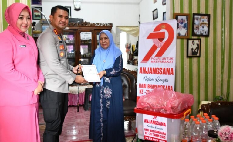 HUT Bhayangkara Ke 79, Kapolres Aceh Timur Anjangsana Purnawirawan dan Warakawuri