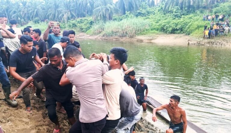 Aksi Dramatis Upaya Bhabinkamtibmas Polsek Peureulak Selamatkan Warga Dari Gigitan Buaya