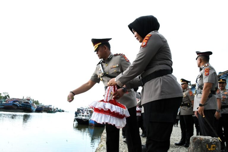 Hormati Pahlawan, Kapolres Aceh Timur Pimpin Upacara Tabur Bunga di Laut Peringati Hari Bhayangkara Ke 79