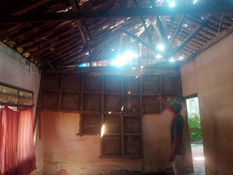 Rumah Ambruk di Karang Asem Tak Kunjung Dibantu, Warga Khawatir Saat Musim Hujan