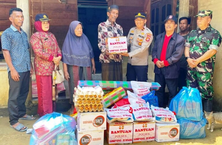 Sigap dan Tanggap Serta Penuh Tantangan Saat Kapolsek Simpang Jernih Serahkan Bantuan Kepada Warga Korban Angin Beliung