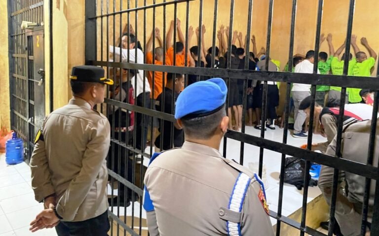 Usai Pimpin Apel Pagi, Wakapolres Aceh Timur Cek Ruang Tahanan, Pastikan Operasional Berjalan Baik