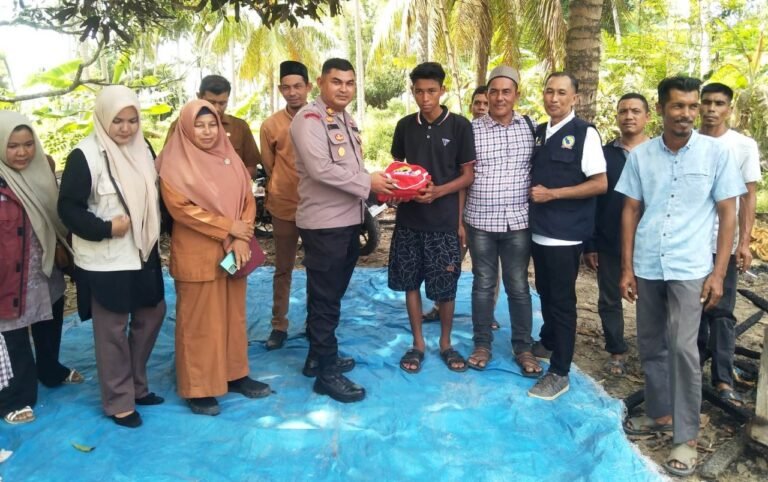 Kepedulian Kapolsek Idi Rayeuk Kepada Warga Korban Kebakaran