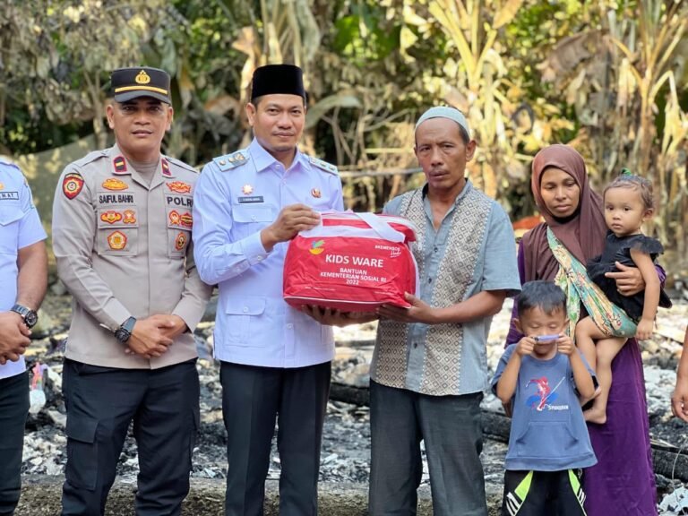 Wabup Aceh Timur T.Zainal Abidin Bantu Korban Kebakaran Di Gampong Matang Pudeng.