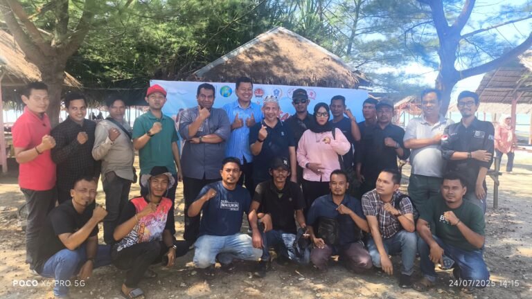 Insan Pers Gelar Bakti Sosial di Pantai Matang Rayeuk, Jaga Alam Demi Generasi Masa Depan