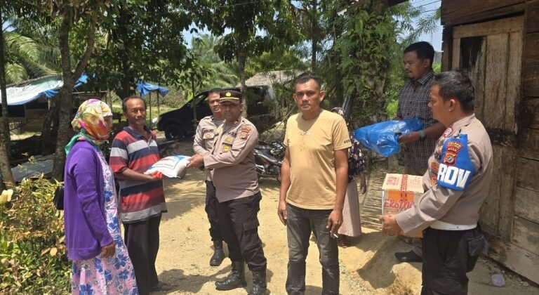 Kapolsek Ranto Peureulak Serahkan Bantuan Kepada Warga Korban Kebakaran