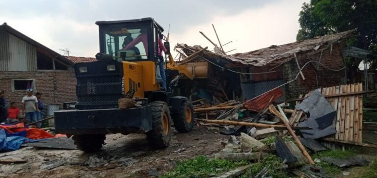 Tahap Kedua Penertiban Sukmajaya, 29 Rumah Dibongkar Mandiri oleh Warga