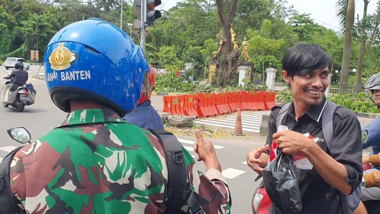 IJTI Korwil Cilegon Bagikan Ratusan Bendera Merah Putih Menyambut HUT RI ke-80 dan HUT IJTI ke-27