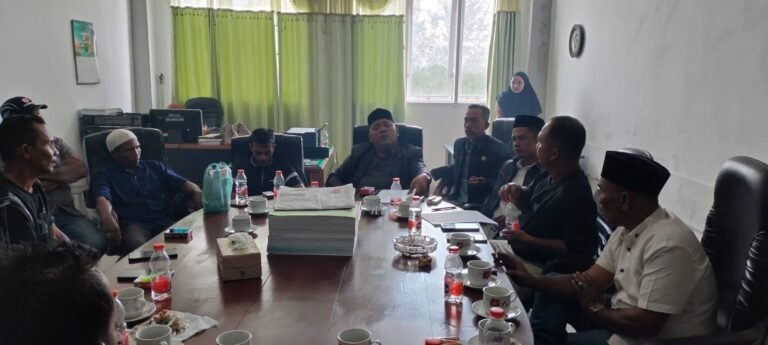 Puluhan Masyarakat Datangi Kantor DPRK Aceh Timur, Diduga PT Bumi Flora/ PT Dwi Kencana Semesta Serobot Lahan Masyarakat