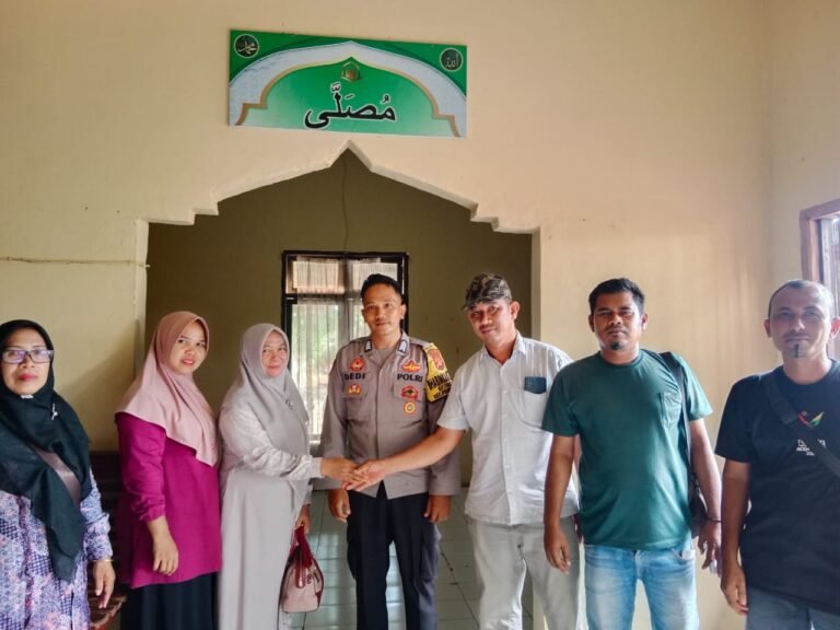 Mediasi Di Polsek Peureulak Barat kepsek SMP negeri 2 dan Wartawan Berdamai.