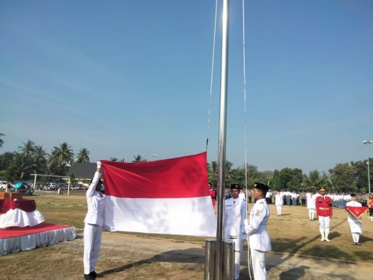 Paskibraka SMKN 1 Cilegon Sukses Kibarkan Bendera pada Upacara HUT RI di Cibeber