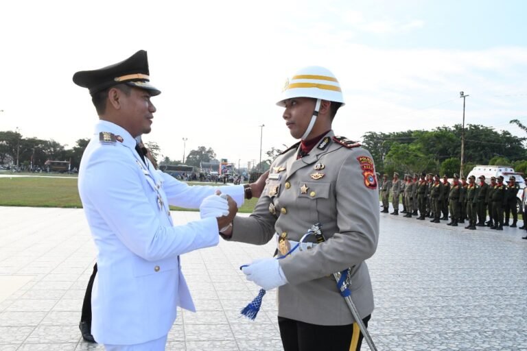 Momen Wakil Bupati Aceh Timur Saat Salami Komandan Upacara Usai Pimpin Penurunan Bendera HUT Ke 80 Kemerdekaan RI