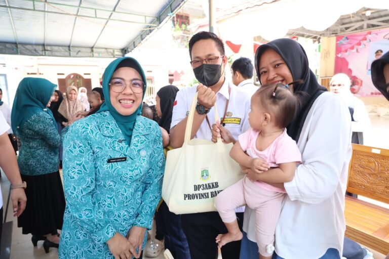 Berantas Stunting, Ketua TP PKK Provinsi Banten Tinawati Andra Soni Berikan Bantuan Nutrisi 