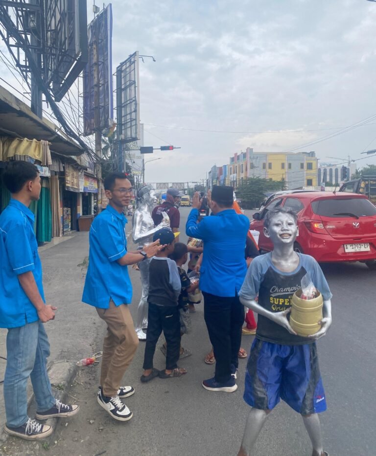 KNPI Banten Pimpinan Ahmad Jayani Meriahkan HUT RI dengan Bansos dan Lantunan Indonesia Raya Bersama Pengamen Cilik