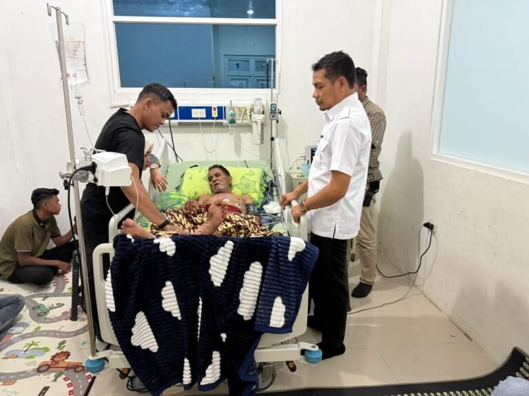 Wakil  Bupati Aceh Timur Kunjungi Warganya yang sedang di Landa Sakit Walau Malam Sudah Larut.
