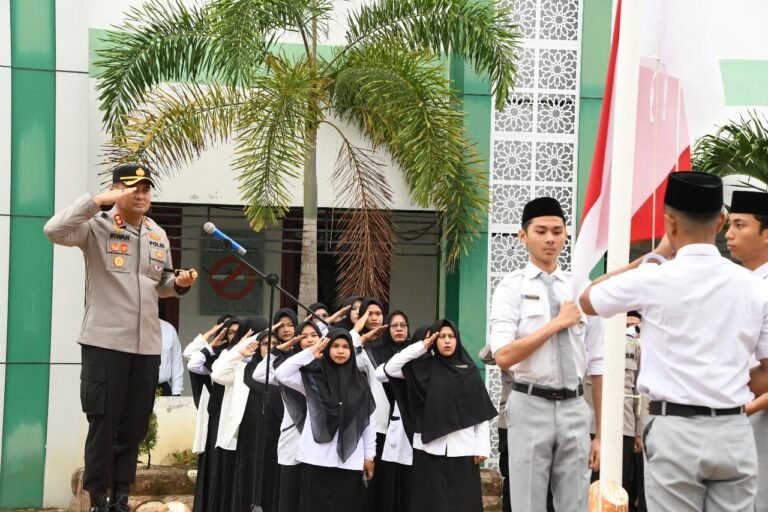 Saweu Sikula” Kapolres Aceh Timur Jadi Pembina Upacara di MAN Insan Cendekia