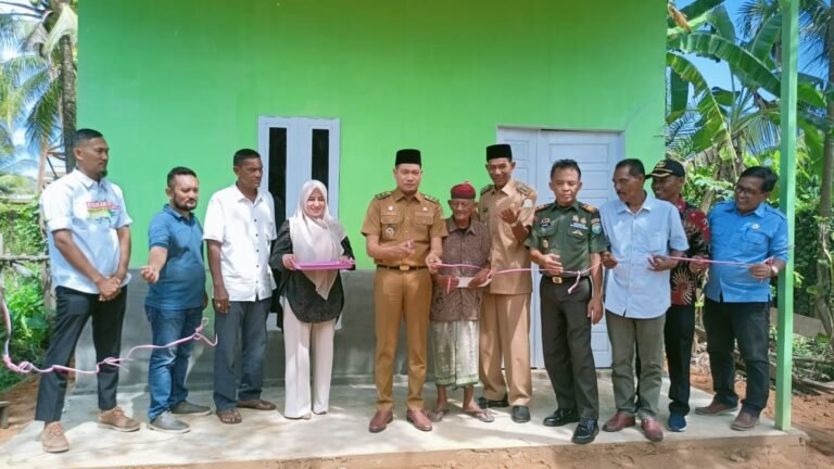 Wabup  Aceh Timur Serahkan Rumah Layak Huni kepada Muhammad Gading.
