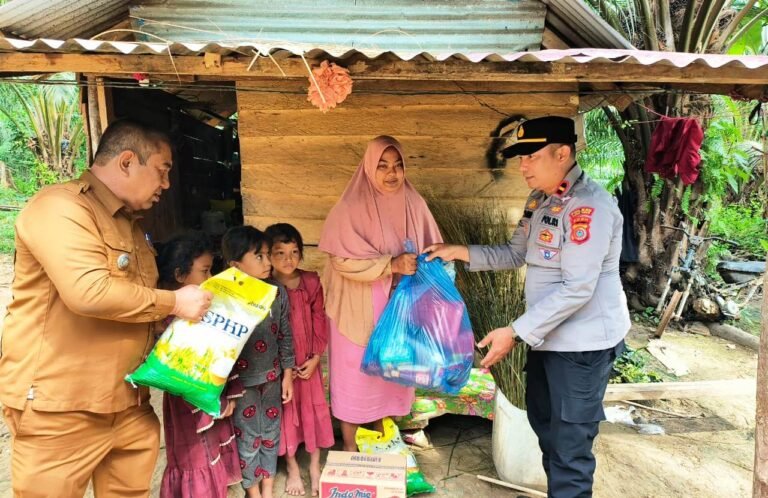 Kapolsek Banda Alam Bersama Muspika Serahkan Bantuan Kepada Warga Kurang Mampu