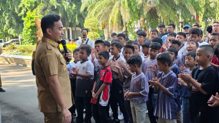 Wali Kota Robinsar Beri Motivasi Pesepakbola Muda Jelang GEAS National Championship ke-8 di Depok